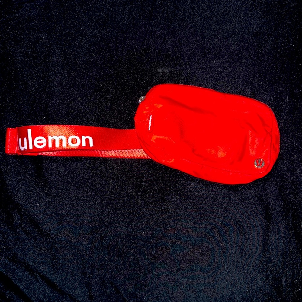 Lululemon red everywhere bag crossbody 1L
